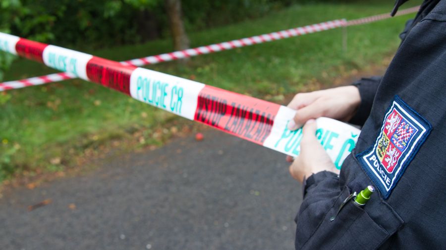 Muž vytáhl nůž na starostu Bělotína, pak mu propíchal pneumatiky auta